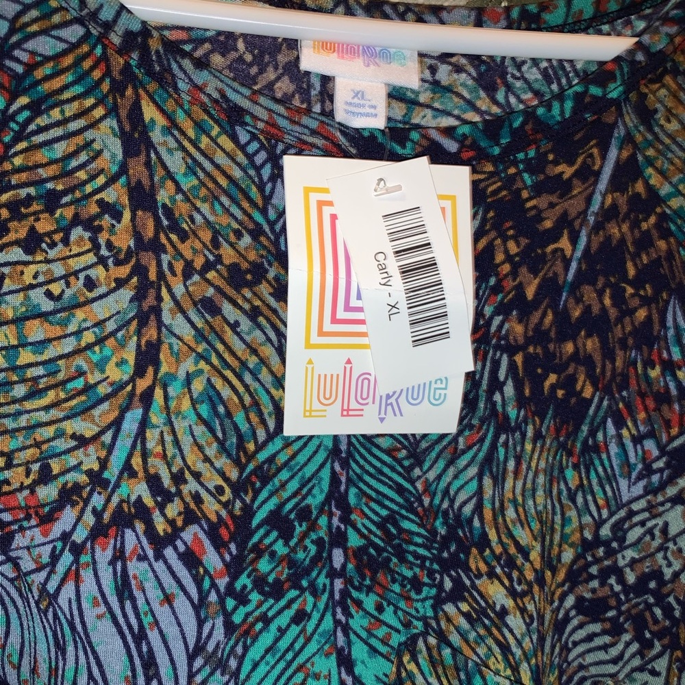 A dress that is so pretty . The colors are great together.